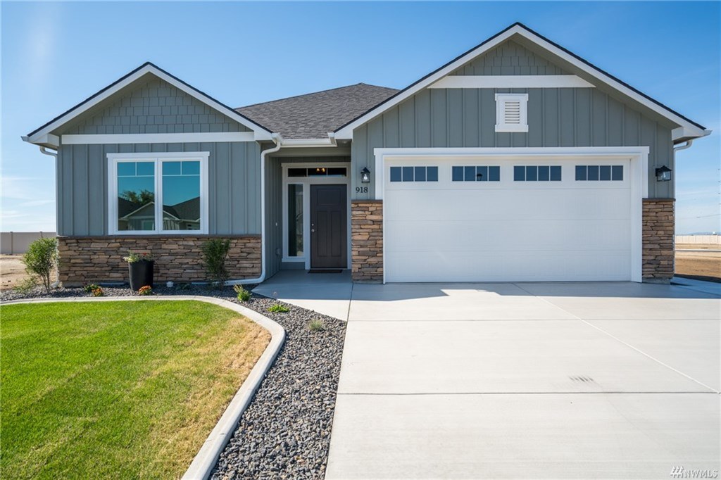 Single-level Willow Springs home exterior at golden hour in Quincy, Washington
